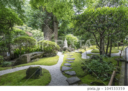報国寺(鎌倉市)山門横の庭園の観音像 報国寺(鎌倉市)山門横の庭園の観音像 104533359