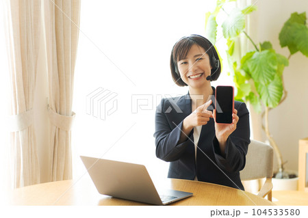 テレワークをする女性の写真 104533580