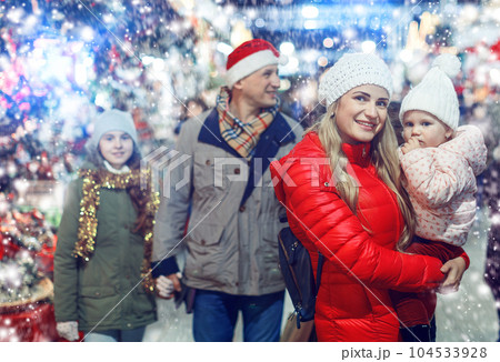 Woman and little daughter at Christmas fair 104533928