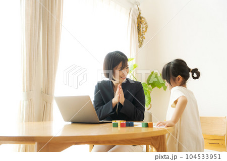 勉強をする園児とママ 104533951