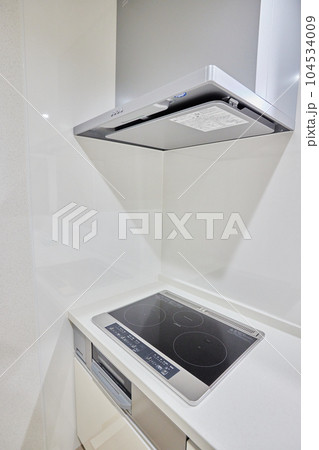 キッチンイメージ　レンジフードとIHクッキングヒーター　コンロ 104534009