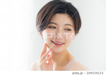 ショートヘアの女性 ショートヘアの女性 104534213