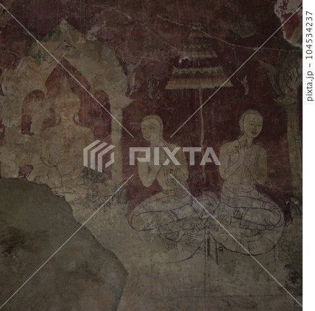 タイ・チェンマイ仏教寺院史跡・仏堂内部の破損した古い壁画 104534237