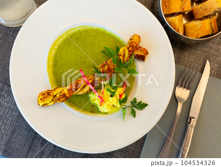 Top view of zucchini cream soup 104534326