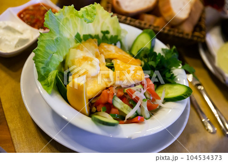 Hellim salata 104534373