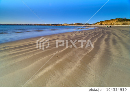 千葉県銚子市の銚子マリーナ海水浴場の砂浜の風紋と屏風ヶ浦の波食窪方面 104534959