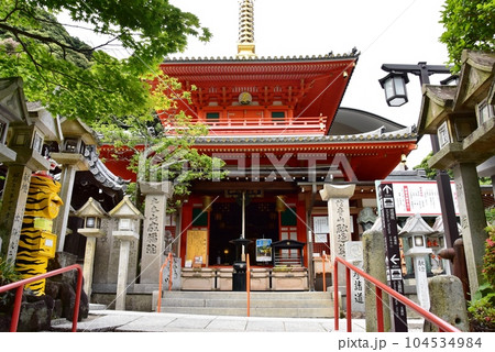 奈良県　信貴山朝護孫子寺の参道と成福院と新緑 104534984