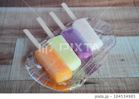 4種類のフルーツ味のアイスバー。左から、みかん味、ゴールデンパイン味、ぶどう味、白桃味。 104534985