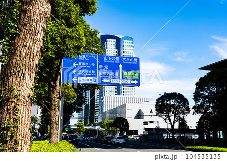 横浜みなとみらい大通り いちょう通り西交差点付近の道標 2023.06 高彩度コントラスト 横浜みなとみらい大通り いちょう通り西交差点付近の道標 2023.06 高彩度コントラスト 104535135