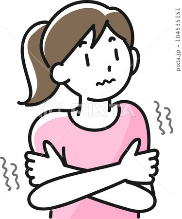 寒がっている半袖の若い女性 寒がっている半袖の若い女性 104535151
