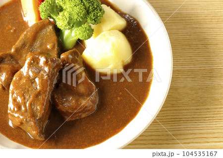 ブロッコリー、人参、ジャガイモが付け合わせてある厚切り牛タンのビーフシチューを俯瞰で撮影 104535167