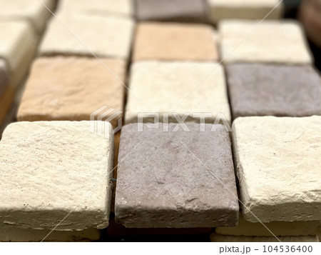 プロバンス風の四角いレンガ 104536400