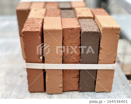 結束バンドでまとめたレンガ 104536401