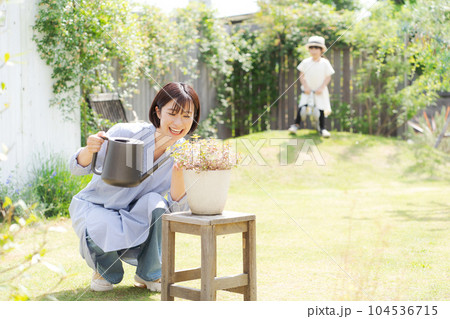 植物の手入れをする女性の写真 104536715