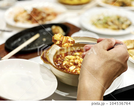 麻婆豆腐を取り分ける手元 104536764