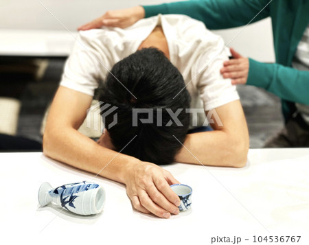 飲み過ぎた男性を介抱する女性 104536767