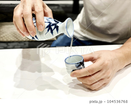 手酌酒をする男性の手元 104536768