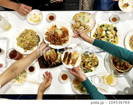 食卓で中華料理を取り分ける女性の手_俯瞰 食卓で中華料理を取り分ける女性の手_俯瞰 104536769