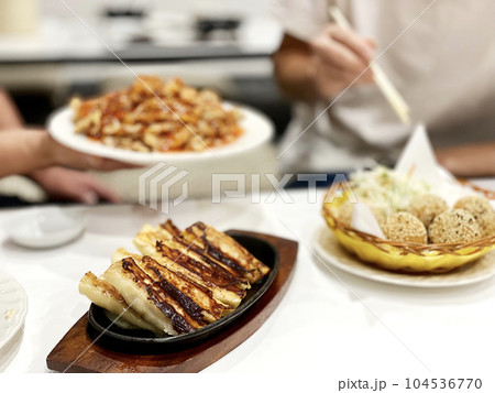 中華料理を勧める手元 中華料理を勧める手元 104536770