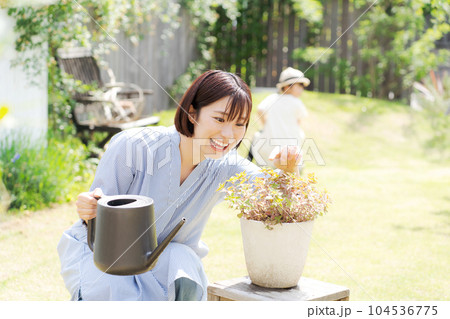 植物の手入れをする女性の写真 植物の手入れをする女性の写真 104536775