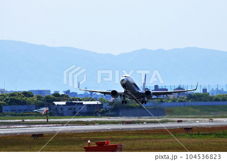 大阪国際空港 ANA旅客機 離陸 猪名川土手 大阪国際空港 ANA旅客機 離陸 猪名川土手 104536823