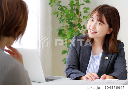 相談者と面談をする女性弁護士 相談者と面談をする女性弁護士 104536945