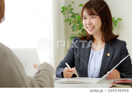 相談者と面談をする女性弁護士 相談者と面談をする女性弁護士 104536950