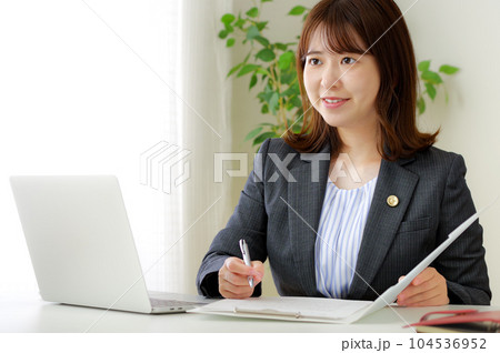 相談者と面談をする女性弁護士 104536952