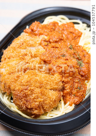 おいしいとんかつが乗ったスパカツ 104537791