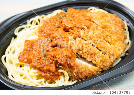 おいしいとんかつが乗ったスパカツ 104537795
