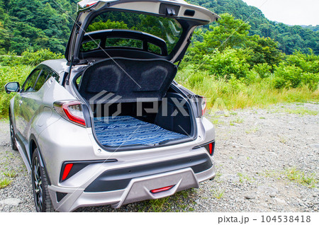 河川敷で車中泊をする 河川敷で車中泊をする 104538418