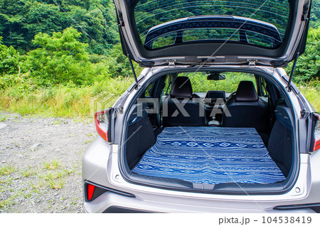 河川敷で車中泊をする 104538419