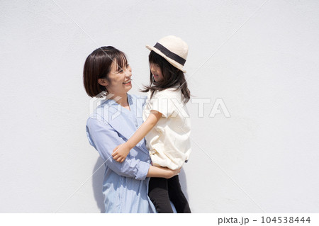 抱っこをする親子の写真 抱っこをする親子の写真 104538444