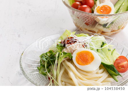 サラダうどん　salad udon 104538450