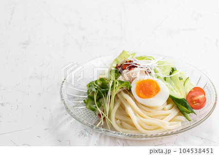 サラダうどん　salad udon 104538451