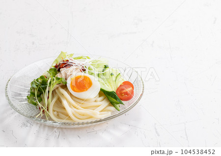 サラダうどん　salad udon 104538452