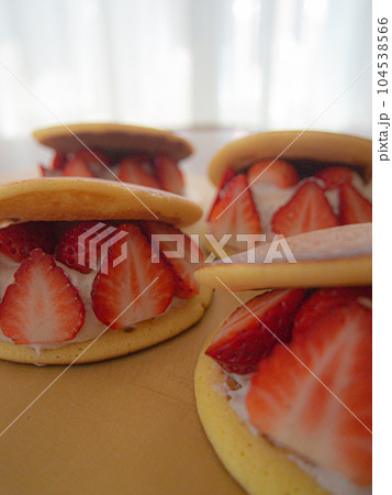 お菓子作り　苺の生どら焼き 104538566