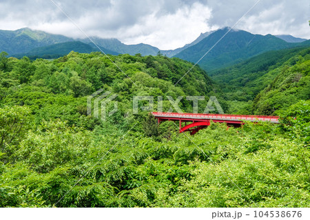 山梨県北杜市の八ヶ岳高原ライン東沢大橋展望台からの景色 104538676