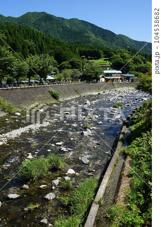 山梨県南都留郡道志村の道の駅どうし周辺の道志川の風景 山梨県南都留郡道志村の道の駅どうし周辺の道志川の風景 104538682