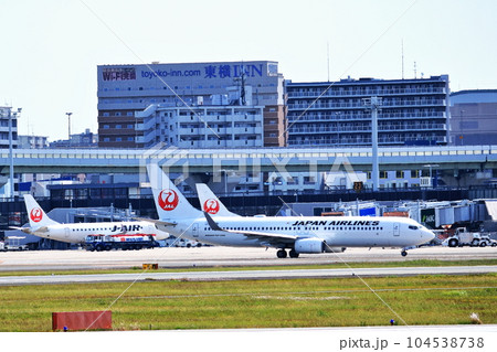 大阪国際空港　全景　旅客機 104538738