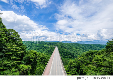 山梨県北杜市八ヶ岳高原大橋の景色 山梨県北杜市八ヶ岳高原大橋の景色 104539014