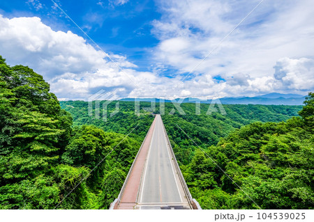 山梨県北杜市八ヶ岳高原大橋の景色 山梨県北杜市八ヶ岳高原大橋の景色 104539025