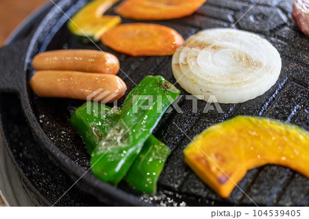 バーベキューを楽しむ 104539405