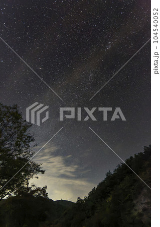 秋の星景 北天のカシオペア座と天の川 秋の星景 北天のカシオペア座と天の川 104540052