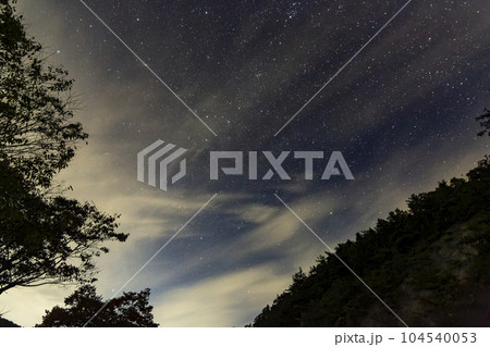 秋の星景　薄雲に霞むカシオペア座と天の川 104540053