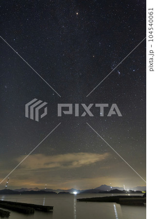 瀬戸内の秋の星景　昇るオリオン座と冬の大三角 104540061