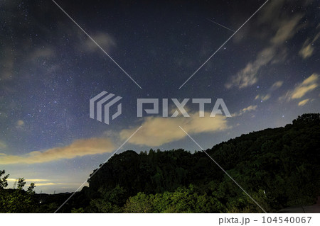 秋の星空　沈むカシオペア座と昇る北斗七星と流れ星 104540067