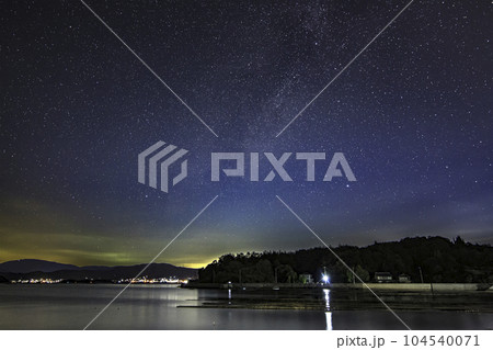 瀬戸内の秋の星景 西空に沈む夏の大三角 瀬戸内の秋の星景 西空に沈む夏の大三角 104540071