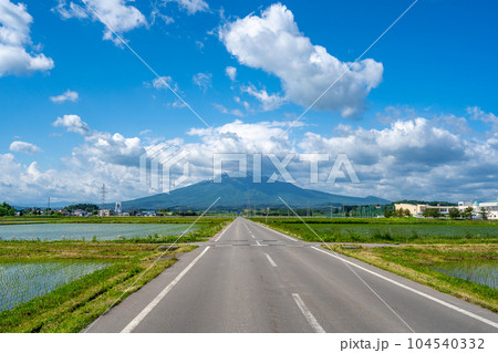 鶴田町から望む岩木山　田園風景 104540332