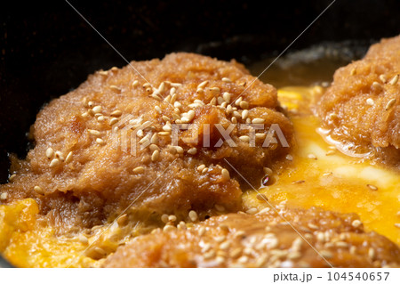 残り物の揚げ物(とんかつ(ヒレカツ))リメイク、卵とじ(かつとじ)調理シーン。 残り物の揚げ物(とんかつ(ヒレカツ))リメイク、卵とじ(かつとじ)調理シーン。 104540657